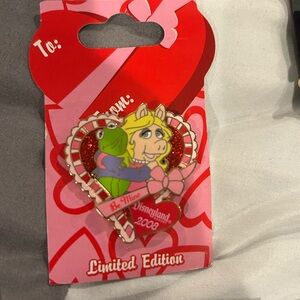 Rare limited edition Kermit and miss piggy Disneyland 2008 trading Pin